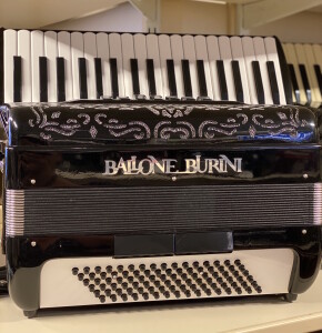 Ballone Burini 96 bas/ 4 korig Dit is een consignatie accordeon. 