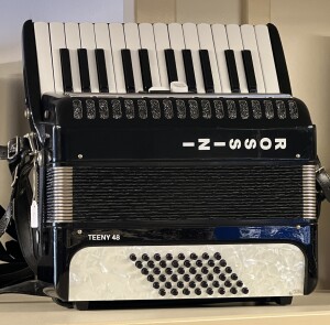 Rossini Teeny 48 bas/2 korig Dit is een consignatie accordeon.